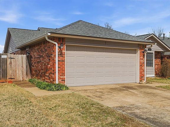 3rd image of 7713 Doris Dr
