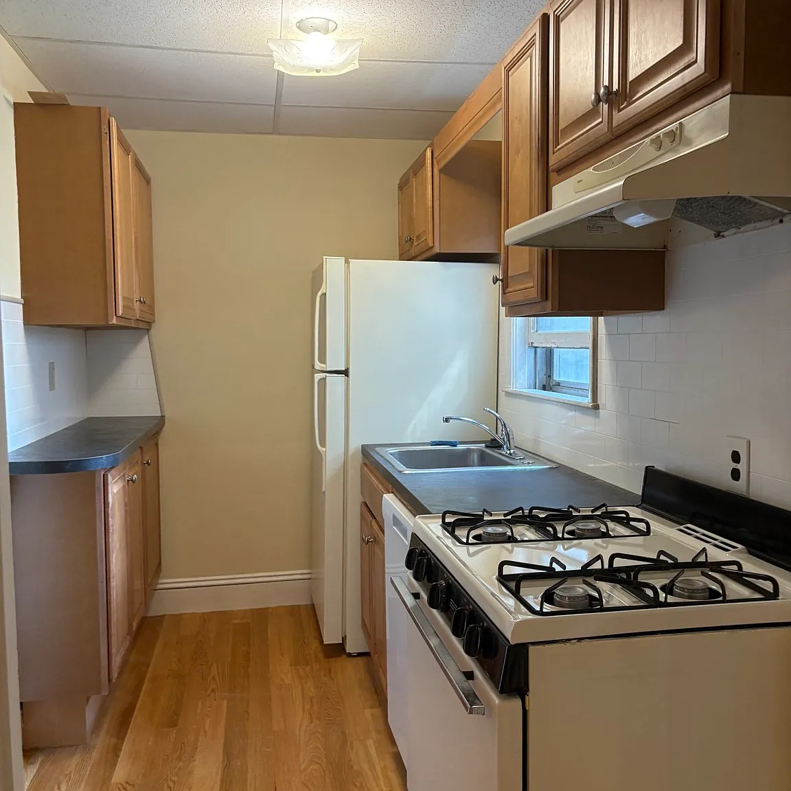 1 bed, 1.0 bath, 9999 sqft, $1,950 — Photo 4