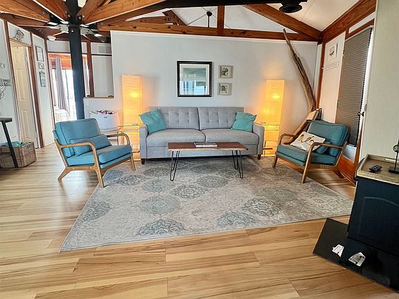 3rd image of 411 Beach Ave