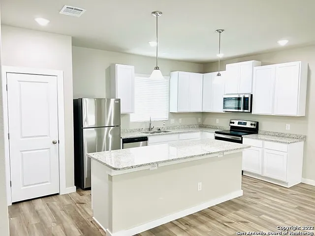 21518 James Charles — Photo 18