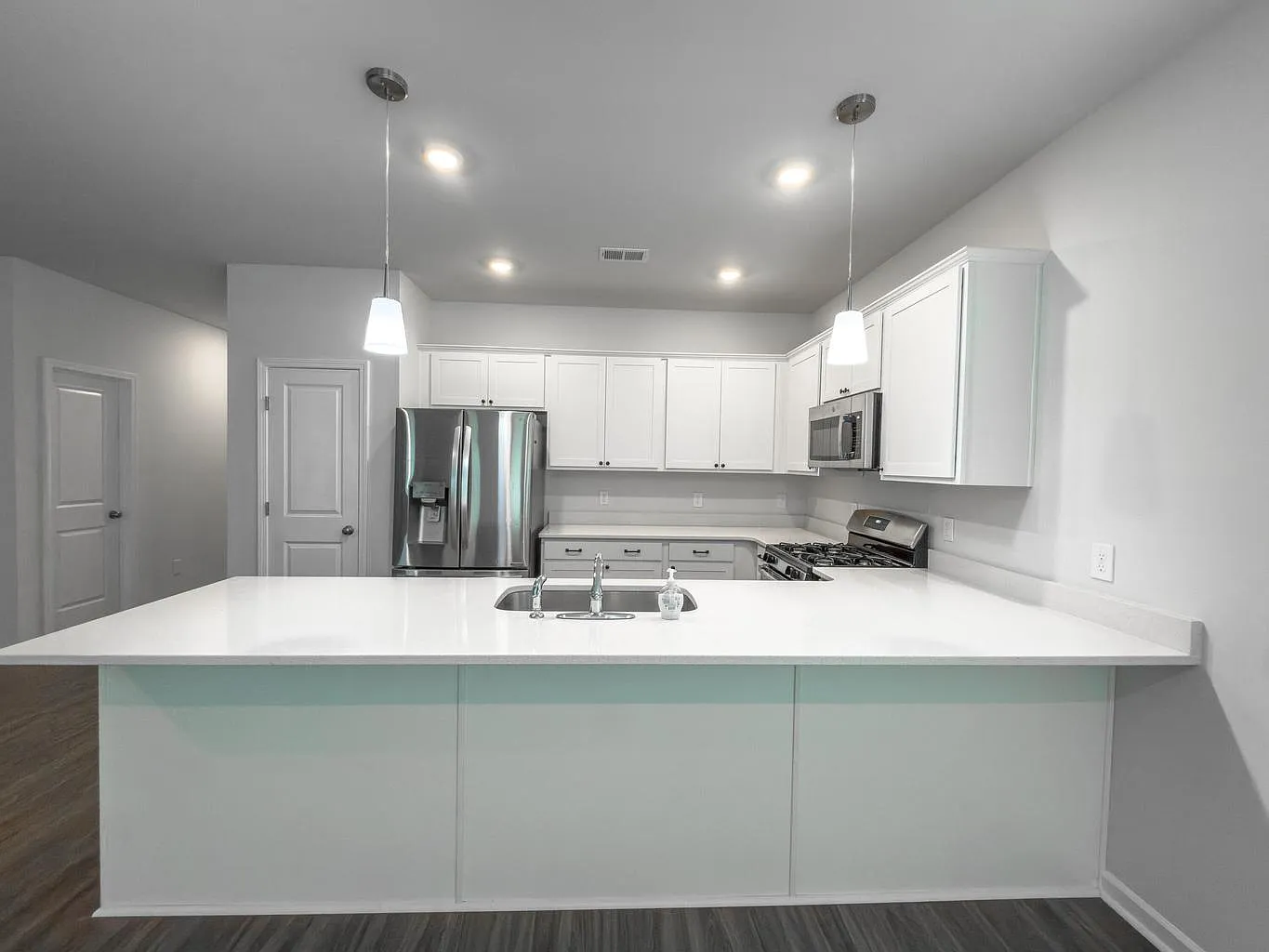 4 bed, 2027 sqft, $2,700 — Photo 2