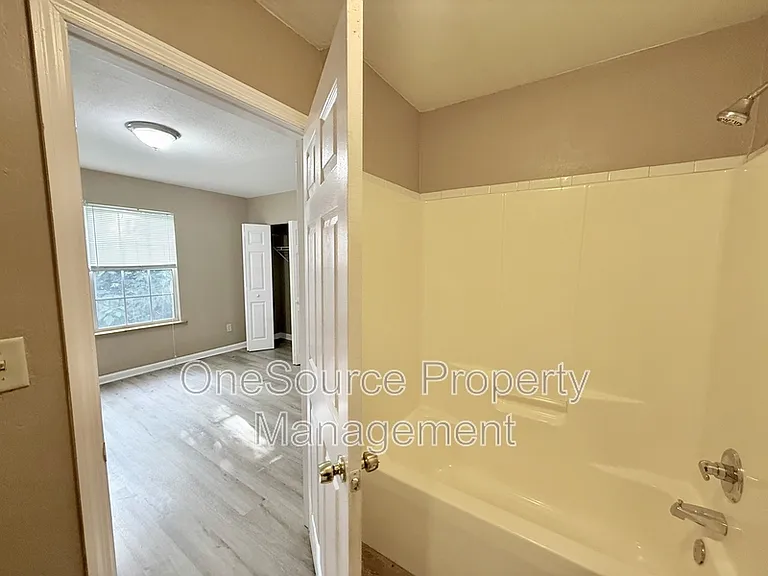 216 S Jackson St — Photo 13