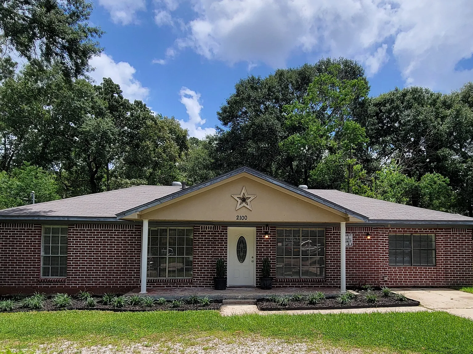 2100 Hill Top Ct — Photo 1