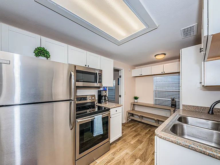 918 Hawkins St — Photo 18