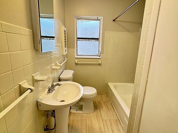 4th image of 1102 Neptune Dr #1B-1BA-700SQFT