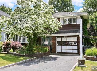 52 Grove St, Bergenfield, NJ 07621