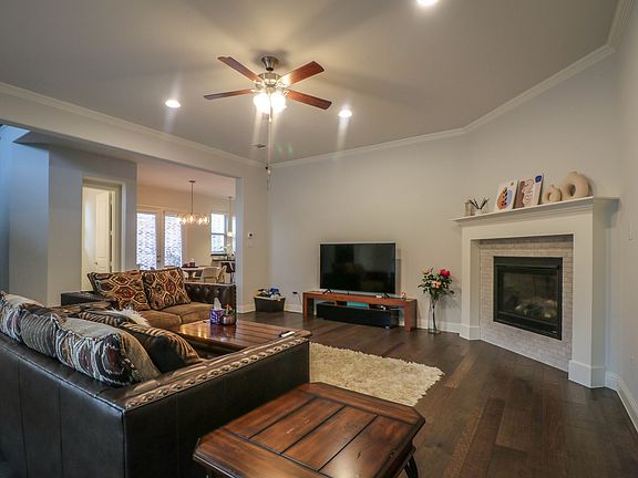 3rd image of 272 Moorland Dr