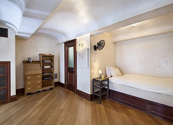 Sold by Warburg | media 20