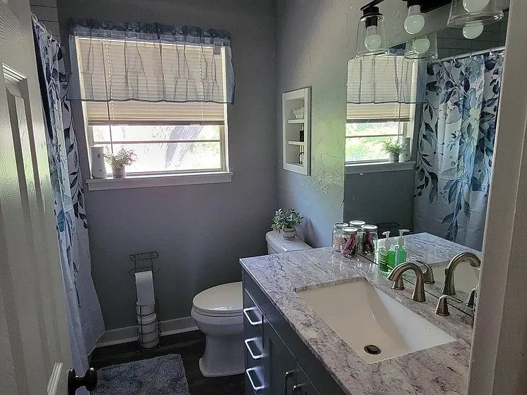 1024 N Spring St — Photo 2