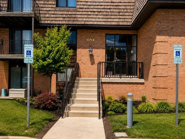 1 Oak Creek Dr, Buffalo Grove, IL