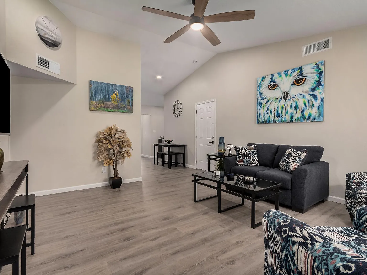 4 bed, 4.0 bath, 1900 sqft, $940 — Photo 3