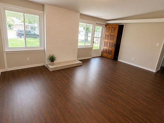 3rd image of 2740 Holiday Hill Dr