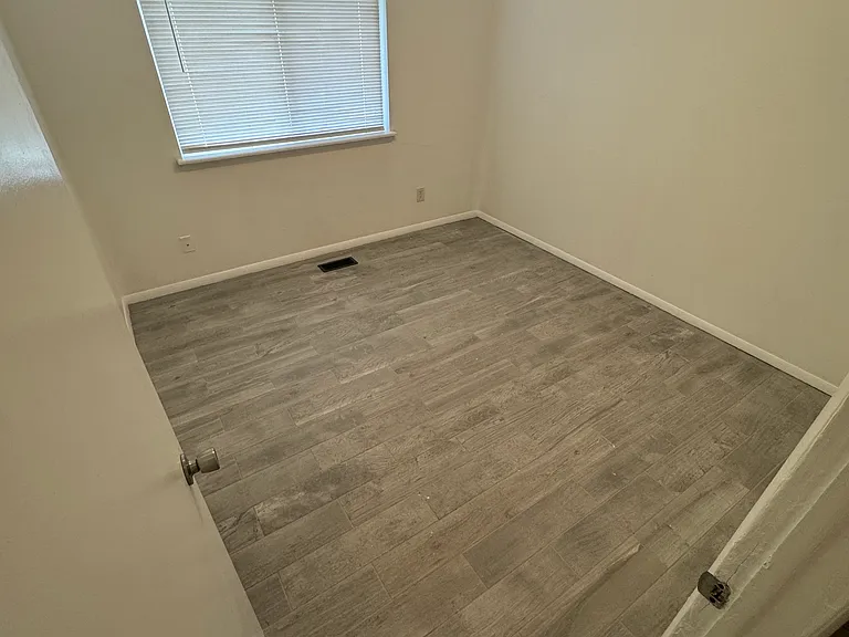 1216 E Hartford St — Photo 18