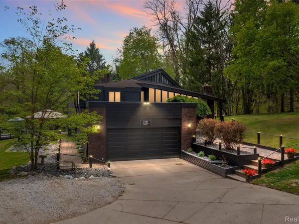 1751 Bird Rd, Ortonville, MI 48462