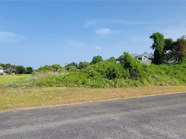 205 1/2 Portia Ave, Rockport, TX 78382
