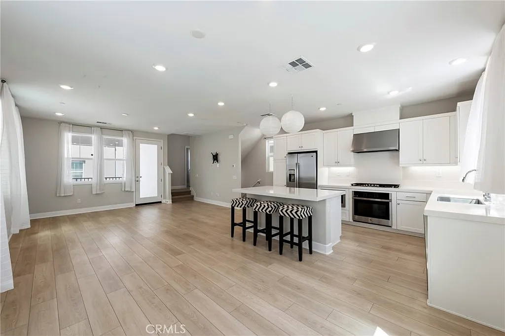 3 bed, 3.5 bath, 1652 sqft, $4,300 — Photo 4