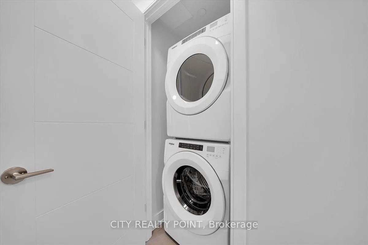 Building Photo - 664 Spadina Ave #209