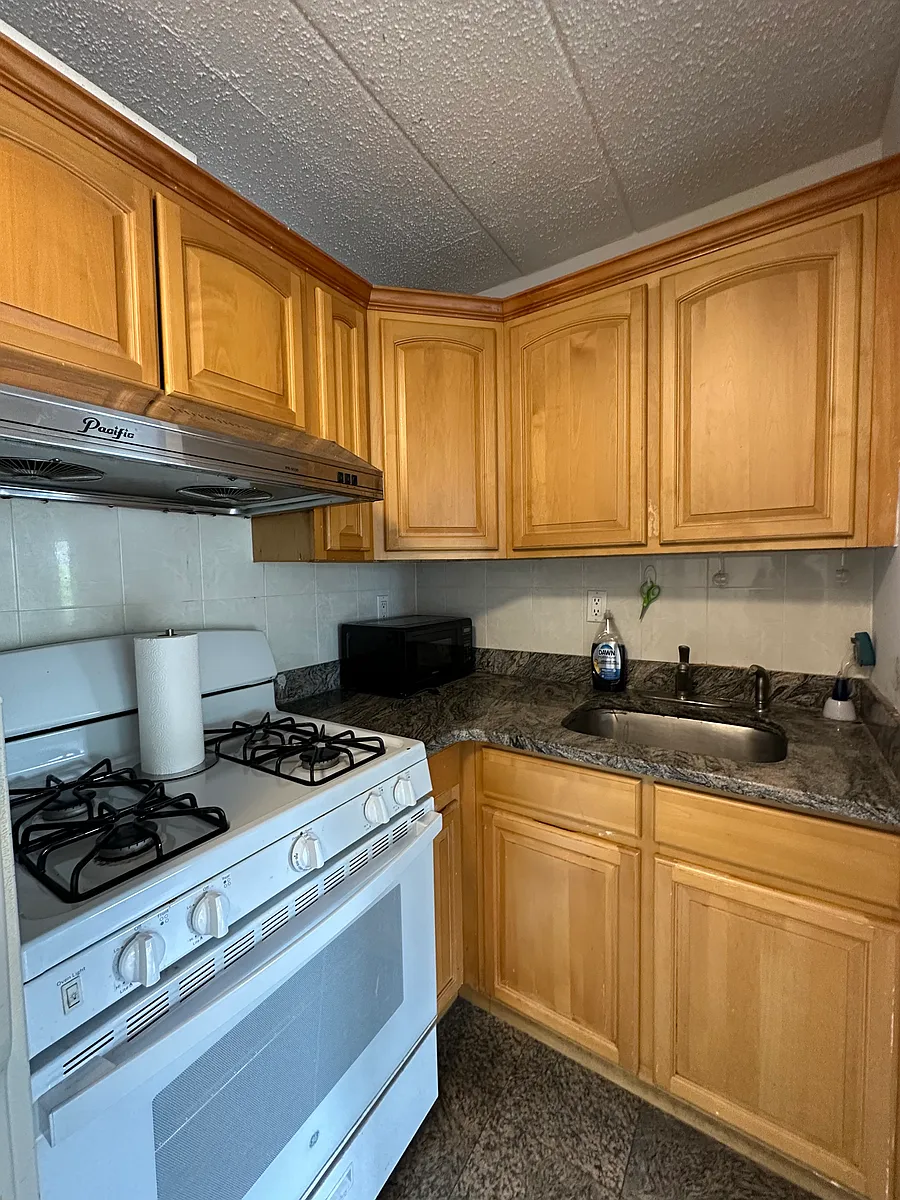 Building Photo - 75-58 113th St #4B