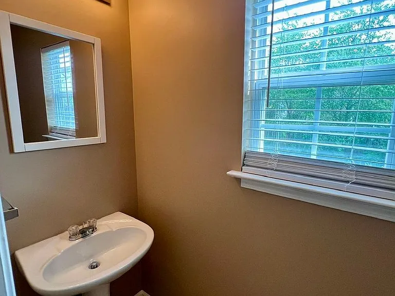 453 Drexel Ct — Photo 8