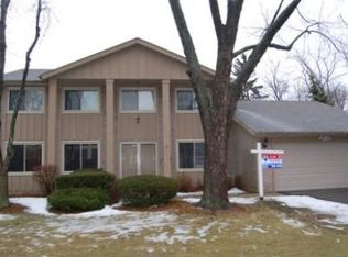 331 Ventura Club Dr, Roselle, IL 60172