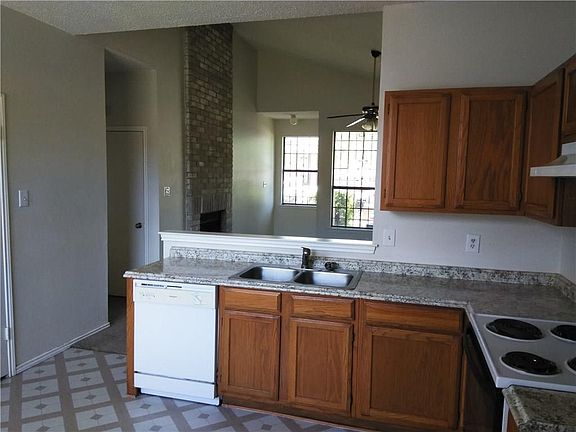 3rd image of 2608 Clayton Oaks Dr