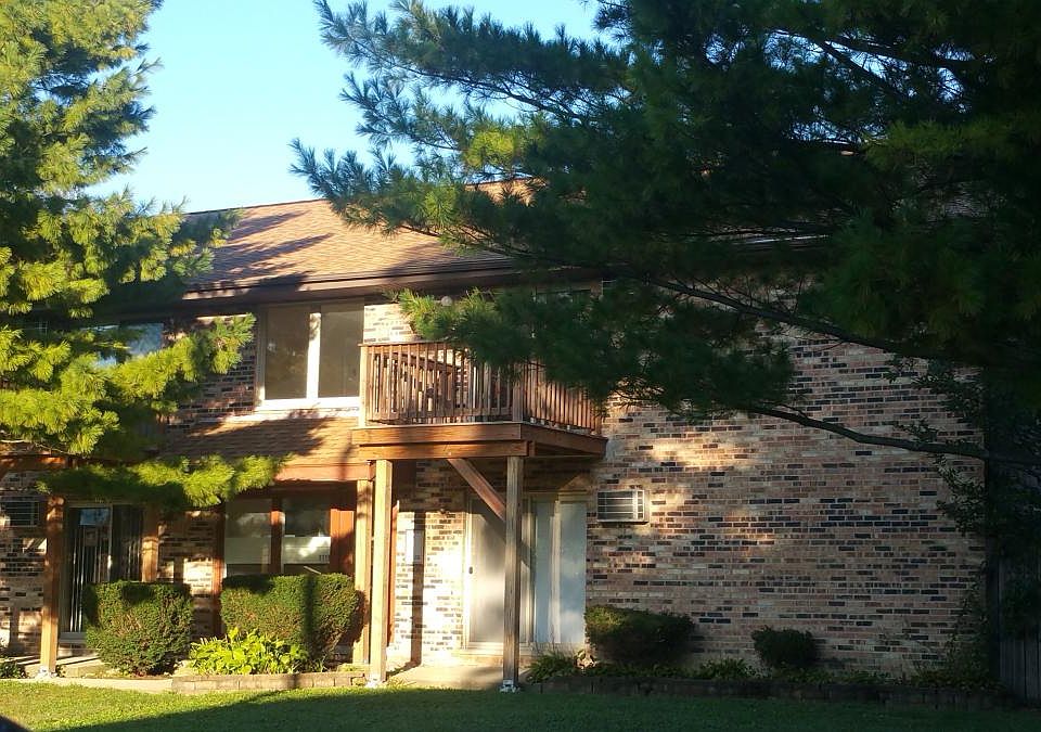 Front of Building (Unit is on first floor.)