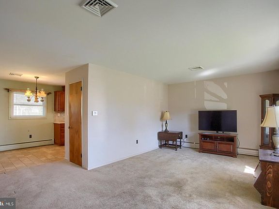 5th image of 704 Charles Rd