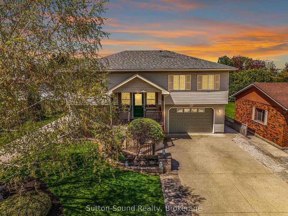 1st image of 900 10th Ave E