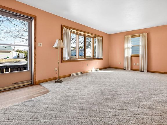 4th image of 49 Fairway Ct