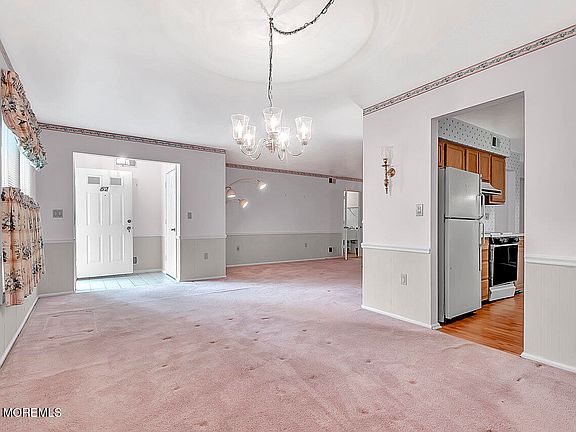 3rd image of 62 Woodshill Drive S