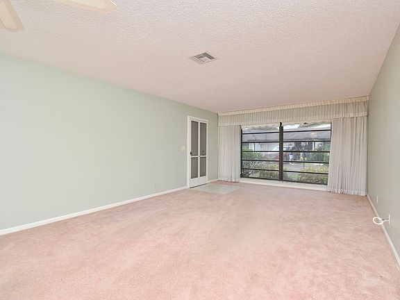 4th image of 4765 Greentree Cres      Unit A Crescent #A