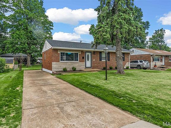 2nd image of 216 Clearpoint Ln