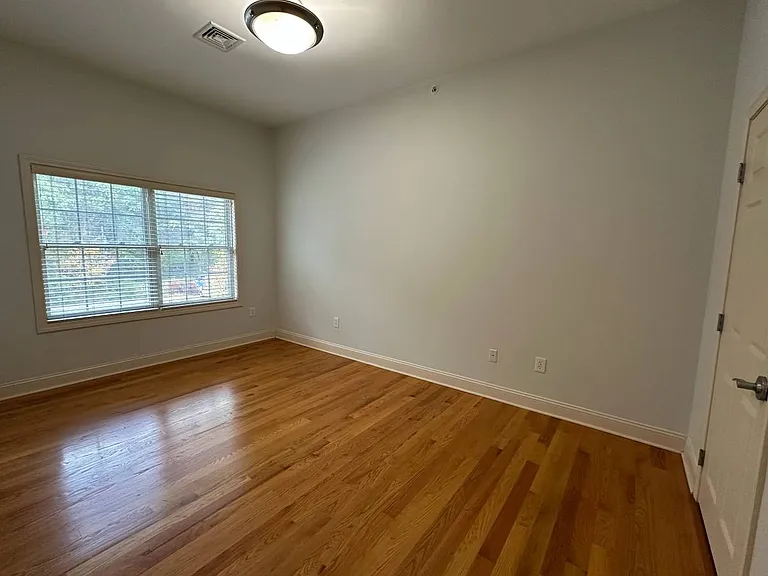 2518 Whitney Ave — Photo 4
