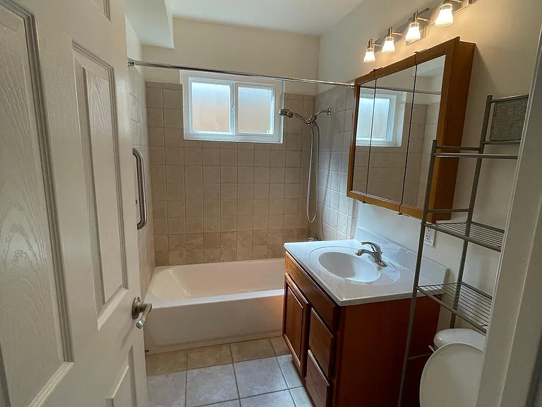 925 Ravenscourt Ave #1 — Photo 6
