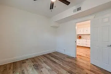 302 E Adams St — Photo 13