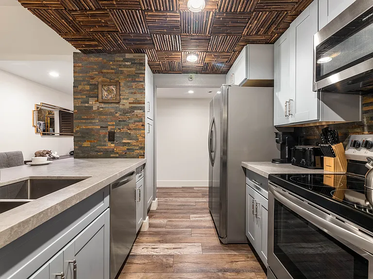 600 W 9th St #115 — Photo 13