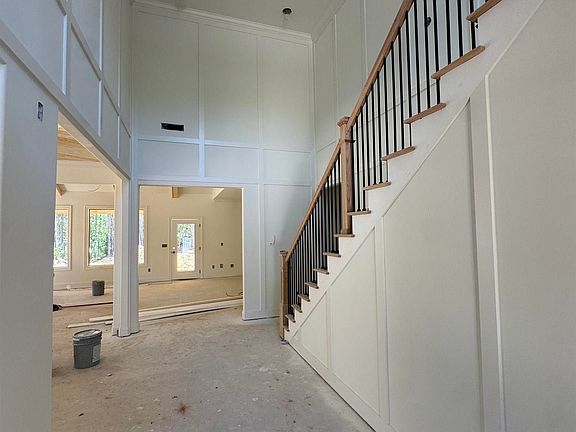 3rd image of 141 Glengerry Dr