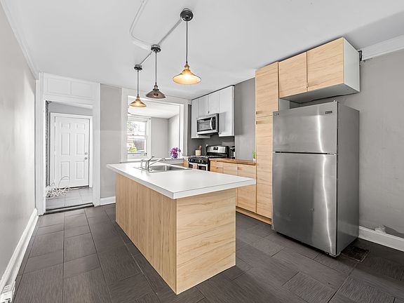 5th image of 223 Grundy St #1