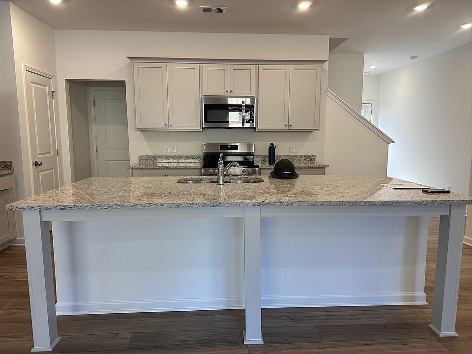 Large Kitchen & island for entertaining