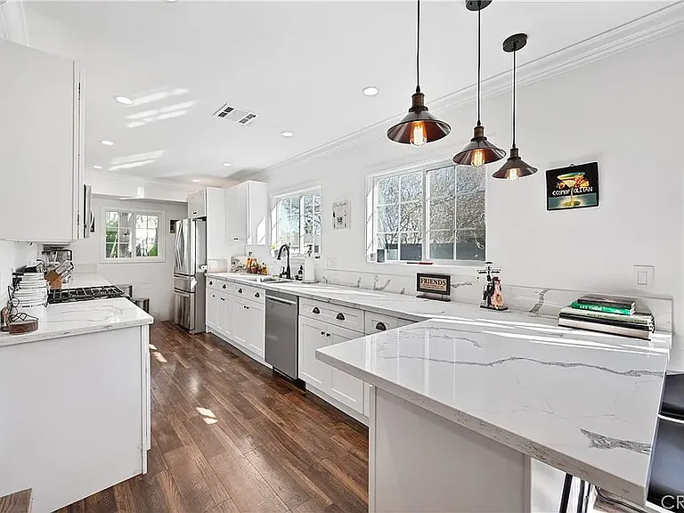 20852 Kittridge St — Photo 25