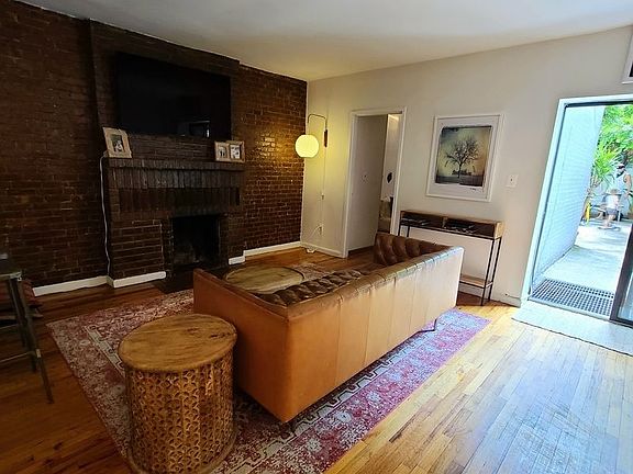 3rd image of 140 W 76th St