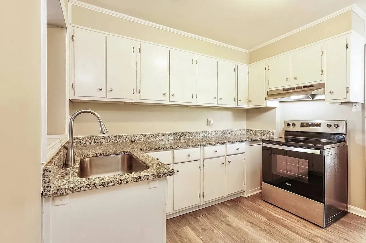 3 bed, 1351 sqft, $1,833 — Photo 3