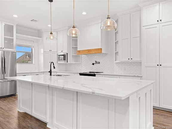 4th image of 2415 Howard Dr