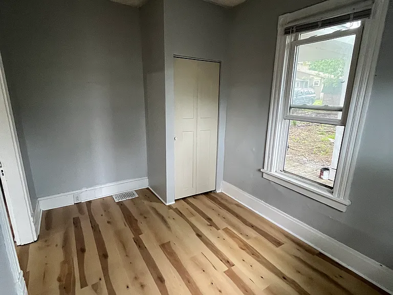 129 E Market St — Photo 8