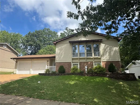 353 Bellestri Dr, Ballwin, MO 63021