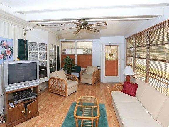 3rd image of 909 Wren Cir