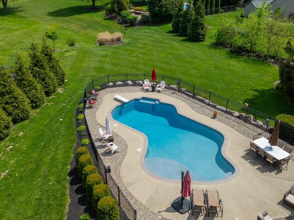 105 Hammersmith Ln, Lititz, PA 17543