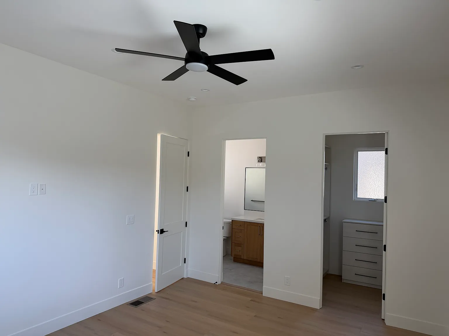 2 bed, 920 sqft, $4,950 — Photo 4