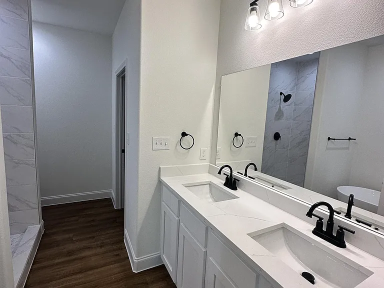 2216 Langford St — Photo 2