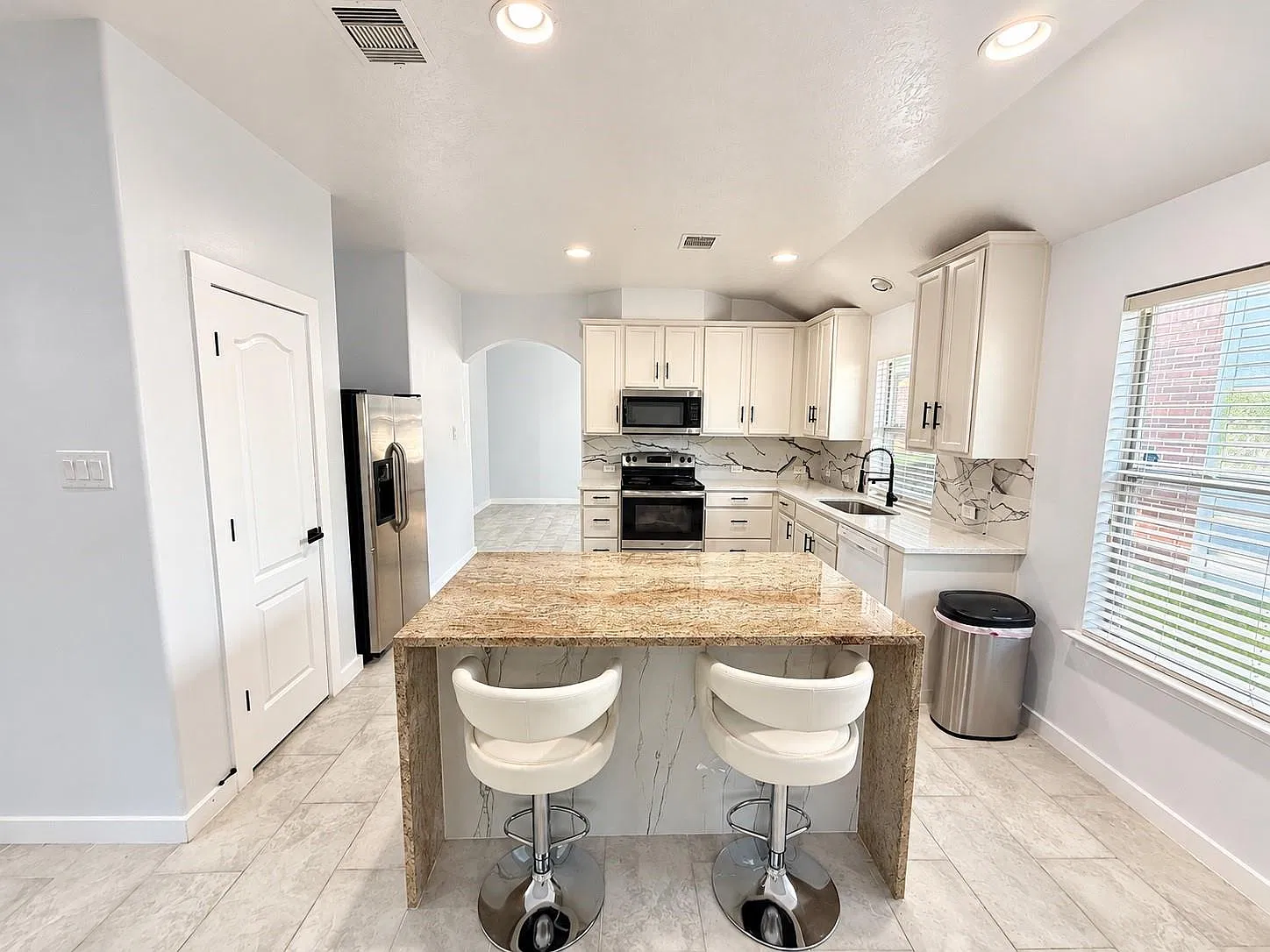 3 bed, 2.0 bath, 1355 sqft, $2,200 — Photo 4